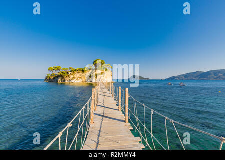 Pont en bois de Agios Sostis menant à une petite île rocheuse. Baie de Laganas, l'île de Zakynthos, Grèce. Banque D'Images