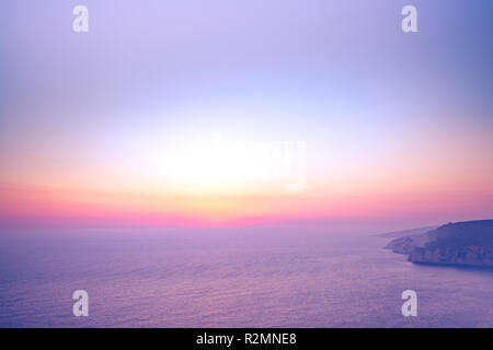 Paysage de coucher de soleil avec des falaises et un ciel de coucher de soleil étonnant dans le côté nord de l'île de Zakynthos, Grèce Banque D'Images