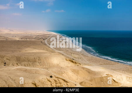 Région côtière du Gouvernorat de Dhofar, Oman. Cette région éloignée surplombe la magnifique mer d'Oman Banque D'Images