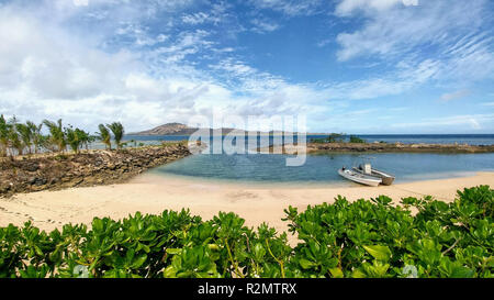 Plage de sable blanc avec deux bateaux sur la mer, les Fidji Banque D'Images