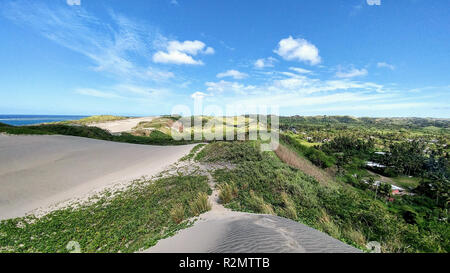 Dunes de sable blanc entourée de forêt de palmiers, de Fidji Banque D'Images