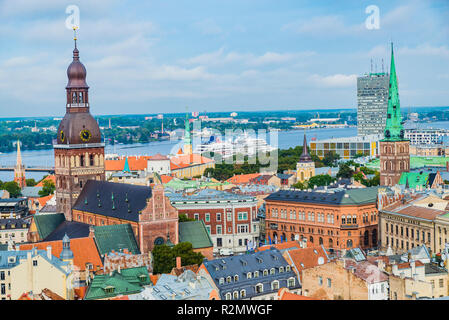 La vieille ville de Riga à partir de l'église de Saint - Pierre. Le dôme de la cathédrale de Riga et clocher de la cathédrale Saint James spire se démarquer.Riga, Lettonie, Pays Baltes, Europ Banque D'Images