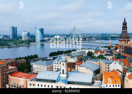 La vieille ville de Riga à partir de l'église de Saint - Pierre. Les deux rives du fleuve Daugava, Lettonie, Pays Baltes, Europe. Banque D'Images