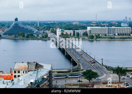 La vieille ville de Riga à partir de l'église de Saint - Pierre. Les deux rives du fleuve Daugava, Lettonie, Pays Baltes, Europe. Banque D'Images
