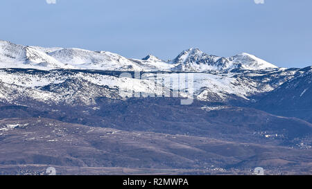 Belle silhouette de l'Espagne montagne en hiver, près du petit village de l'Alp Banque D'Images