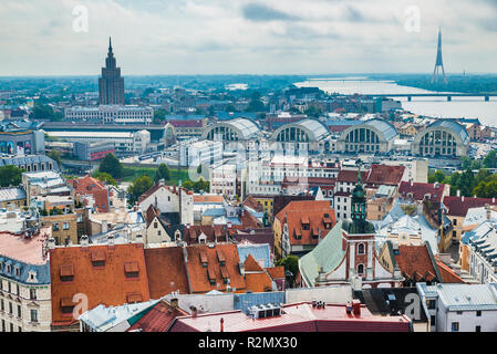 La vieille ville de Riga à partir de l'église de Saint - Pierre. Riga, Lettonie, Pays Baltes, Europe. Banque D'Images