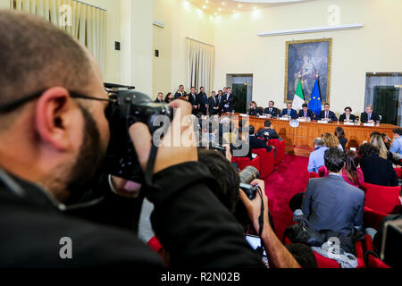 Caserte, Campanie, Italie. 19 Nov, 2018. préfecture en Caserta a signé le Mémorandum d'entente sur les terres d'Incendies Crédit : Antonio Balasco/Alamy Live News Banque D'Images