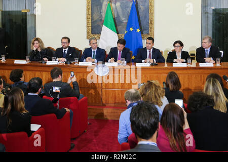 Caserte, Campanie, Italie. 19 Nov, 2018. préfecture en Caserta a signé le Mémorandum d'entente sur les terres d'Incendies Crédit : Antonio Balasco/Alamy Live News Banque D'Images