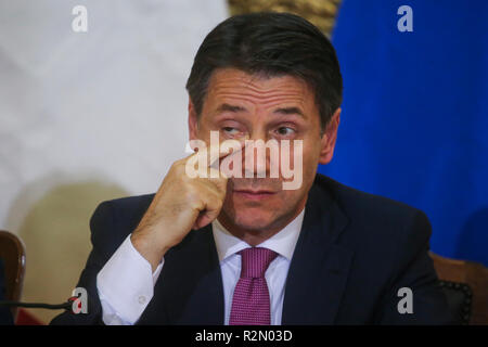 Caserte, Campanie, Italie. 19 Nov, 2018. préfecture en Caserta a signé le Mémorandum d'accord sur la Terre de Feu en images le président du conseil, Giuseppe Conte Crédit : Antonio Balasco/Alamy Live News Banque D'Images