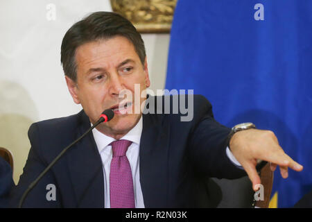 Caserte, Campanie, Italie. 19 Nov, 2018. préfecture en Caserta a signé le Mémorandum d'accord sur la Terre de Feu en images le président du conseil, Giuseppe Conte Crédit : Antonio Balasco/Alamy Live News Banque D'Images