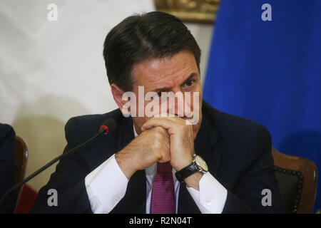 Caserte, Campanie, Italie. 19 Nov, 2018. préfecture en Caserta a signé le Mémorandum d'accord sur la Terre de Feu en images le président du conseil, Giuseppe Conte Crédit : Antonio Balasco/Alamy Live News Banque D'Images