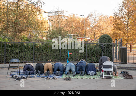 Londres, Royaume-Uni. 18 novembre, 2018. La prédication et les débats au coin des orateurs, la parole en public nord-est de Hyde Park. Crédit : Guy Josse/Alamy Live News Banque D'Images