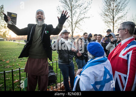 Londres, Royaume-Uni. 18 novembre, 2018. La prédication et les débats au coin des orateurs, la parole en public nord-est de Hyde Park. Crédit : Guy Josse/Alamy Live News Banque D'Images