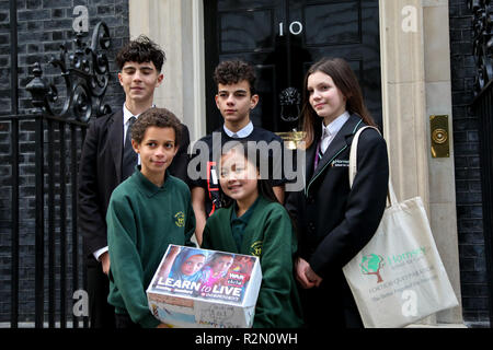 Un groupe d'enfants à l'école organiser une pétition de War Child avant de le remettre au premier ministre. La pétition est un "Apprendre à vivre" qui exhorte le Premier ministre britannique Theresa May et d'autres dirigeants du monde entier à mieux soutenir la santé mentale et les besoins émotionnels des enfants touchés par les conflits. Même lorsque les enfants s'échapper les bombes, le traumatisme de la guerre peut rester avec eux pendant des années. Banque D'Images