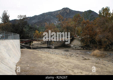 Agoura Hills, CA. 19 Nov, 2018. Après l'incendie, Woolsey en regardant vers le sud jusqu'au ruisseau Triunfo Mulholland highway bridge crossing le 19 novembre 2018 dans la région de Agoura Hills CA. Credit : Arc Sh/Espace d'image/media/Alamy Punch Live News Banque D'Images