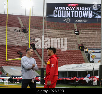 Los Angeles, CA, USA. 19 Nov, 2018. Kansas City Chiefs quarterback Patrick Mahomes # 15 serrer la main de Kurt Warner avant lundi soir, match de football entre Kansas City Chiefs vs Los Angeles Rams au Los Angeles Memorial Coliseum de Los Angeles, CA le 19 novembre 2018. Jevone Moore : csm Crédit/Alamy Live News Banque D'Images