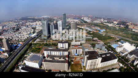 (181120) -- BEIJING, 20 novembre 2018 (Xinhua) -- photo aérienne prise le 29 octobre 2013 montre une scène de repas à Shanghai Waigaoqiao zone de libre-échange (FTZ) à Pudong de Shanghai, est de la Chine. Au cours des cinq dernières années, du tourisme à l'agriculture, de la technologie pour les nécessités quotidiennes et de villes côtières à l'intérieur des terres, la ZF ont offert la nation de grandes avances dans des explorations. Le 29 septembre 2013, la Chine a créé son premier pilote FTZ à Shanghai, le centre financier du pays. Et le 16 octobre 2018, la Chine a déployé un plan d'établissement en tant que pilote de Hainan FTZ, la 12e et la Banque D'Images