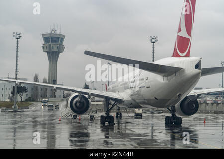 Istanbul, Turquie. Mar 25, 2018. Turkish Airlines, les avions sont accueillis à l'aéroport Ataturk d'Istanbul pendant un jour de pluie. Turkish Airlines est une compagnie aérienne appartenant à l'Etat, membre de Star Alliance, avec 329 et 220 de la flotte d'avions plus de commandes d'avions. Istanbul IST/LTBA aéroport sera bientôt remplacé par le nouveau Mega Airport Istanbul. Crédit : Nicolas Economou SOPA/Images/ZUMA/Alamy Fil Live News Banque D'Images