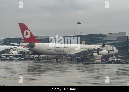 Istanbul, Turquie. Mar 25, 2018. Turkish Airlines, les avions sont accueillis à l'aéroport Ataturk d'Istanbul pendant un jour de pluie. Turkish Airlines est une compagnie aérienne appartenant à l'Etat, membre de Star Alliance, avec 329 et 220 de la flotte d'avions plus de commandes d'avions. Istanbul IST/LTBA aéroport sera bientôt remplacé par le nouveau Mega Airport Istanbul. Crédit : Nicolas Economou SOPA/Images/ZUMA/Alamy Fil Live News Banque D'Images