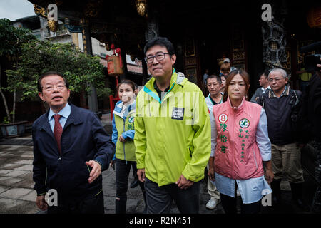 Candidat à la mairie de la ville de parti au Parti démocratique progressiste DPP Pasuya Yao visite un temple pendant une campagne électorale locale à Taipei, Taiwan, le 19 novembre 2018. 19 novembre 2018 Crédit : Nicolas Datiche/AFLO/Alamy Live News Banque D'Images