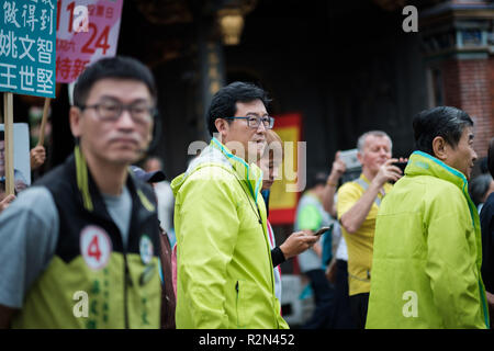 Candidat à la mairie de la ville de parti au Parti démocratique progressiste DPP Pasuya Yao visite un temple pendant une campagne électorale locale à Taipei, Taiwan, le 19 novembre 2018. 19 novembre 2018 Crédit : Nicolas Datiche/AFLO/Alamy Live News Banque D'Images