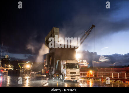 Kinsale, Cork, Irlande. 20 novembre, 2018. Waaldijk cargo été déchargé de sa cargaison d'aliments pour animaux sur le dock à Kinsale, dans le comté de Cork, Irlande Banque D'Images