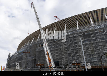 Tokyo, Japon. 20 Nov, 2018. Cranes sont vus à la nouveau Stade national en construction de Tokyo, Shinjuku. Il sera le lieu de la cérémonie d'ouverture et le stade principal pendant la Tokyo 2020 Jeux Olympiques et Paralympiques. Credit : Rodrigo Reyes Marin/ZUMA/Alamy Fil Live News Banque D'Images
