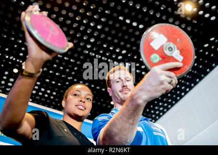 Berlin, Allemagne. 20 Nov, 2018. Athlétisme : Shanice Craft, médaillé de bronze du Championnat d'europe et champion du lancer du Disque Allemand 2018, et Christoph Harting, médaillée d'or olympique en 2016 et champion du lancer du Disque Allemand 2018, sera à l'intérieur ISTAF kick-off conférence de presse de la Mercedes-Benz Arena avec disque dans la main. Credit : Christoph Soeder/dpa/Alamy Live News Banque D'Images