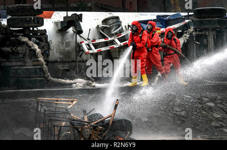 Ningqiang, Province de Shaanxi en Chine. 20 Nov, 2018. Les sauveteurs prennent part à un exercice d'urgence simulant un accident de transport de produits chimiques dangereux à Ningqiang Comté de Hanzhong City, dans le nord-ouest de la Chine, dans la province de Shaanxi, du 20 novembre 2018. L'exercice avait pour but de contribuer à renforcer les capacités pour répondre à l'urgence. Credit : Tao Ming/Xinhua/Alamy Live News Banque D'Images