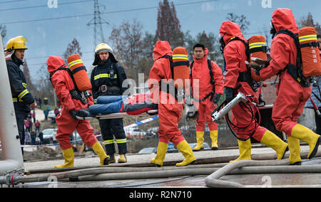 Ningqiang, Province de Shaanxi en Chine. 20 Nov, 2018. Les sauveteurs prennent part à un exercice d'urgence simulant un accident de transport de produits chimiques dangereux à Ningqiang Comté de Hanzhong City, dans le nord-ouest de la Chine, dans la province de Shaanxi, du 20 novembre 2018. L'exercice avait pour but de contribuer à renforcer les capacités pour répondre à l'urgence. Credit : Tao Ming/Xinhua/Alamy Live News Banque D'Images