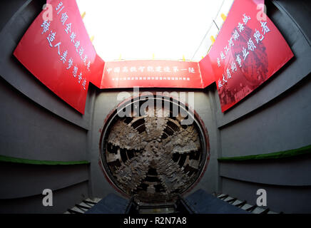 (181120) -- BEIJING, 20 novembre 2018 (Xinhua) -- Photo prise le 20 novembre 2018 montre le tunnel boring machine dans le tunnel Qinghuayuan sur un site de construction à Beijing, capitale de la Chine. Les travaux sur l'Qinghuayuan tunnel a été achevé mardi. Le tunnel est de 6,02 km de long et 12,64 mètres de diamètre. L'achèvement du tunnel a jeté les bases pour l'ouverture de l'Beijing-Zhangjiakou de train à grande vitesse d'ici la fin de 2019. (Xinhua/Luo Xiaoguang)(wsw) Banque D'Images