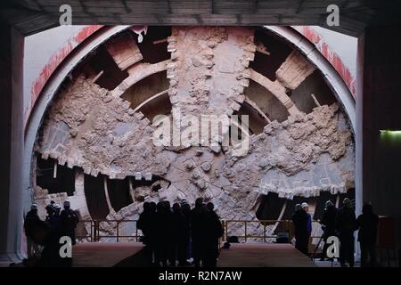 (181120) -- BEIJING, 20 novembre 2018 (Xinhua) -- Photo prise le 20 novembre 2018 montre le tunnel boring machine dans le tunnel Qinghuayuan sur un site de construction à Beijing, capitale de la Chine. Les travaux sur l'Qinghuayuan tunnel a été achevé mardi. Le tunnel est de 6,02 km de long et 12,64 mètres de diamètre. L'achèvement du tunnel a jeté les bases pour l'ouverture de l'Beijing-Zhangjiakou de train à grande vitesse d'ici la fin de 2019. (Xinhua/Xing Guangli)(wsw) Banque D'Images