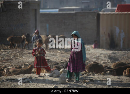 (181120) -- KABOUL, 20 novembre 2018 (Xinhua) -- les enfants afghans se tiennent à l'extérieur de leurs maisons de boue sur la Journée mondiale des enfants de Kaboul, capitale de l'Afghanistan, le 20 novembre, 2018. L'Organisation des Nations Unies pour l'enfance (UNICEF) en Afghanistan, a déclaré lundi qu'environ 3,7 millions d'enfants afghans n'ont pas accès à l'école en raison de l'insécurité et de la pauvreté dans le pays. (Xinhua/Rahmat Alizadah) Banque D'Images