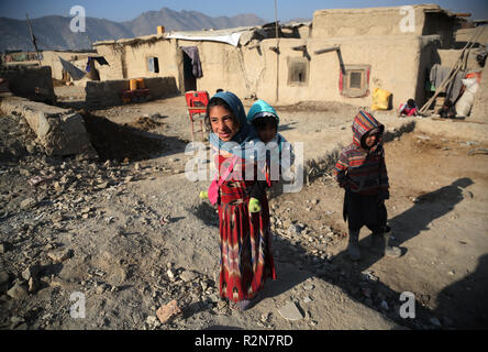 (181120) -- KABOUL, 20 novembre 2018 (Xinhua) -- les enfants afghans se tiennent à l'extérieur de leurs maisons de boue sur la Journée mondiale des enfants de Kaboul, capitale de l'Afghanistan, le 20 novembre, 2018. L'Organisation des Nations Unies pour l'enfance (UNICEF) en Afghanistan, a déclaré lundi qu'environ 3,7 millions d'enfants afghans n'ont pas accès à l'école en raison de l'insécurité et de la pauvreté dans le pays. (Xinhua/Rahmat Alizadah) Banque D'Images