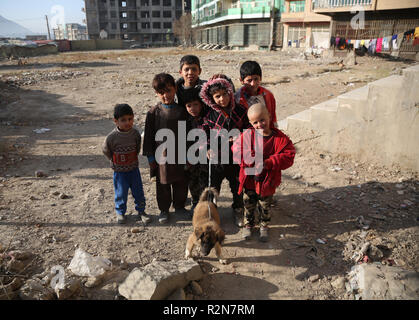 (181120) -- KABOUL, 20 novembre 2018 (Xinhua) -- les enfants afghans sont vus sur la Journée mondiale des enfants de Kaboul, capitale de l'Afghanistan, le 20 novembre, 2018. L'Organisation des Nations Unies pour l'enfance (UNICEF) en Afghanistan, a déclaré lundi qu'environ 3,7 millions d'enfants afghans n'ont pas accès à l'école en raison de l'insécurité et de la pauvreté dans le pays. (Xinhua/Rahmat Alizadah) Banque D'Images