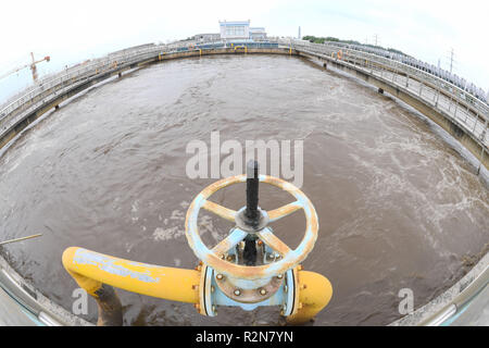 (181120) -- SHISHI, 20 novembre 2018 (Xinhua) -- Photo prise le 20 novembre 2018 montre l'usine de traitement des eaux usées à Shishi City, province de Fujian en Chine du sud-est. La centrale photovoltaïque construite sur une usine de traitement des eaux usées s'est connecté au réseau et a commencé la production d'électricité. Couvrant une superficie de plus de 4 000 mètres carrés, la centrale photovoltaïque devrait générer 3,5 millions de kilowattheures par année. (Xinhua/Chanson Weiwei)(wsw) Banque D'Images