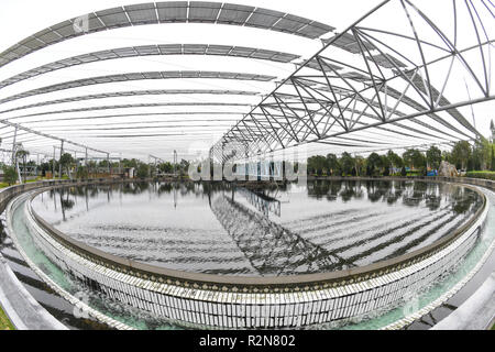 (181120) -- SHISHI, 20 novembre 2018 (Xinhua) -- les panneaux solaires sont vus dans une usine de traitement des eaux usées à Shishi City, province de Fujian en Chine du sud-est, le 20 novembre, 2018. La centrale photovoltaïque construite sur une usine de traitement des eaux usées s'est connecté au réseau et a commencé la production d'électricité. Couvrant une superficie de plus de 4 000 mètres carrés, la centrale photovoltaïque devrait générer 3,5 millions de kilowattheures par année. (Xinhua/Chanson Weiwei)(wsw) Banque D'Images