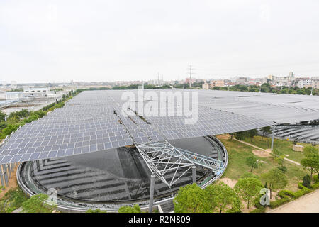 (181120) -- SHISHI, 20 novembre 2018 (Xinhua) -- les panneaux solaires sont vus dans une usine de traitement des eaux usées à Shishi City, province de Fujian en Chine du sud-est, le 20 novembre, 2018. La centrale photovoltaïque construite sur une usine de traitement des eaux usées s'est connecté au réseau et a commencé la production d'électricité. Couvrant une superficie de plus de 4 000 mètres carrés, la centrale photovoltaïque devrait générer 3,5 millions de kilowattheures par année. (Xinhua/Chanson Weiwei)(wsw) Banque D'Images