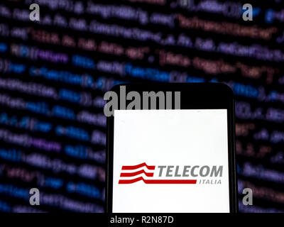 20 novembre 2018 - Kiev, Ukraine - groupe Telecom Italia vu le logo affiché sur un téléphone intelligent. TIM S.p.A., également sous le nom de Telecom Italia, est une entreprise de télécommunications italien basé à Rome et Milan, qui fournit des services de téléphonie, les services mobiles et les services de données DSL. C'est le plus grand fournisseur de services de télécommunications italien dans les recettes et les abonnés. (Crédit Image : © Igor Golovniov/SOPA des images à l'aide de Zuma sur le fil) Banque D'Images