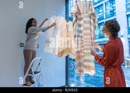 Londres, Royaume-Uni. 20 novembre 2018. Les membres du personnel par Hala Kaisow accrocher les textiles. Aperçu de 'Accumulation : Héritage et Mémoire", une exposition présentée par l'art à travers les frontières Bahreïn Bahreïn durant la Semaine de l'Art. Œuvres de 11 artistes émergents et établis sur l'affichage est Bahreïn du 20 au 26 novembre à Alon Zakaim Fine Art Gallery à Mayfair. Crédit : Stephen Chung / Alamy Live News Banque D'Images