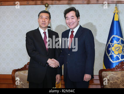 Séoul, Corée du Sud. 19 Nov, 2018. Le Conseiller d'Etat chinois Wang Yong (L) se réunit avec le Premier Ministre sud-coréen Lee Nak-yon à Séoul, Corée du Sud, le 19 novembre 2018. Credit : Wang Jingqiang/Xinhua/Alamy Live News Banque D'Images