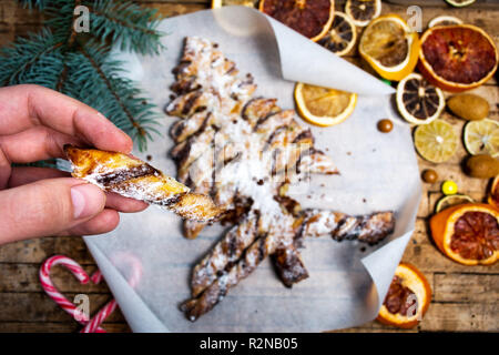 Attrapant les mains de pâtisserie de l'arbre de Noël dessert, saison des vacances d'hiver Banque D'Images