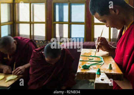 Des moines dans le monastère Drigung Thel Banque D'Images