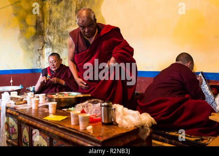 Des moines dans le monastère Drigung Thel Banque D'Images