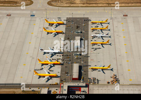 Vue aérienne, l'aéroport de Leipzig, aéroport de fret, l'aéroport international, Saxe, DHL, Cargo), transporteur, vol de nuit, vue aérienne, Altscherbitzer Straße, Markranstädt, Saxe, Allemagne, Europe, Banque D'Images