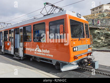 Mt. Gornegrat, Suisse - le 16 septembre 2018 : un train de voyageurs de chemin de fer du Gornergrat debout à la station de Gornergrat au sommet de la montagne. T Banque D'Images