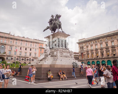 Milan, Italie - 11 août 2018 : une vue sur la place principale de Milan, la Piazza del Duomo, avec la statue de Vittorio Emanuele II et la Galleria Vittorio Emanuele II. Banque D'Images