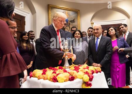 Président américain Donald Trump participe à une cérémonie d'allumage de la diya pendant les célébrations de la fête hindoue de Diwali dans la Roosevelt Room de la Maison Blanche le 13 novembre 2018 à Washington, D.C. Banque D'Images