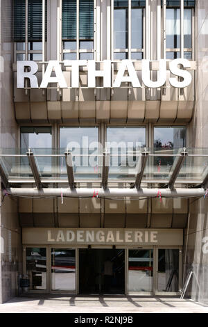 L'entrée et la façade en verre du centre commercial 'Rathaus' galerie commerçante à Bad Homburg, Banque D'Images