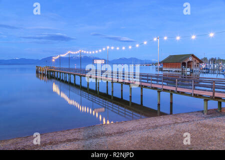 Défroisseur quai à Grabenstätt en vue de Chiemsee en face de Alpes de Chiemgau, Chiemgau, Haute-Bavière, Bavière, Allemagne du sud, l'Allemagne, de l'Europe Banque D'Images